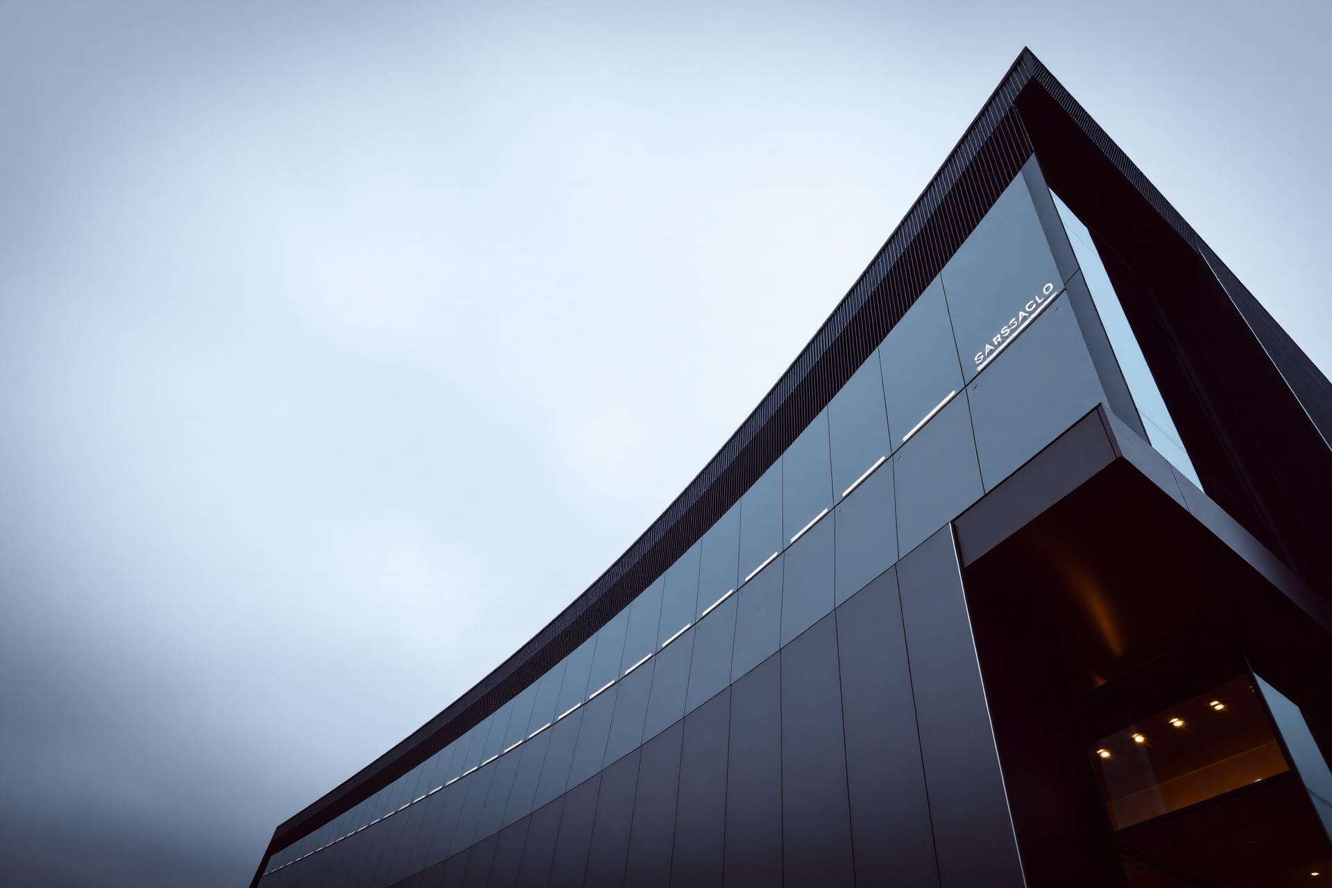Edificio contemporaneo con facciata metallica curva